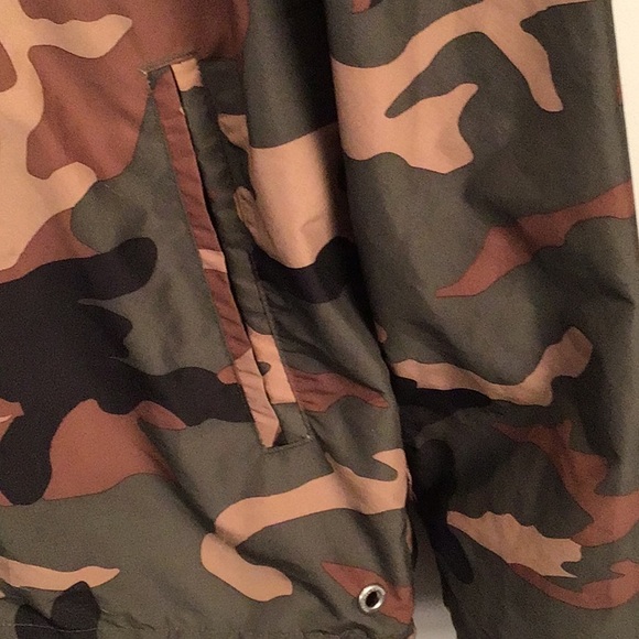 Herschel packable coach windbreaker. Men, size Medium. - Picture 4 of 6